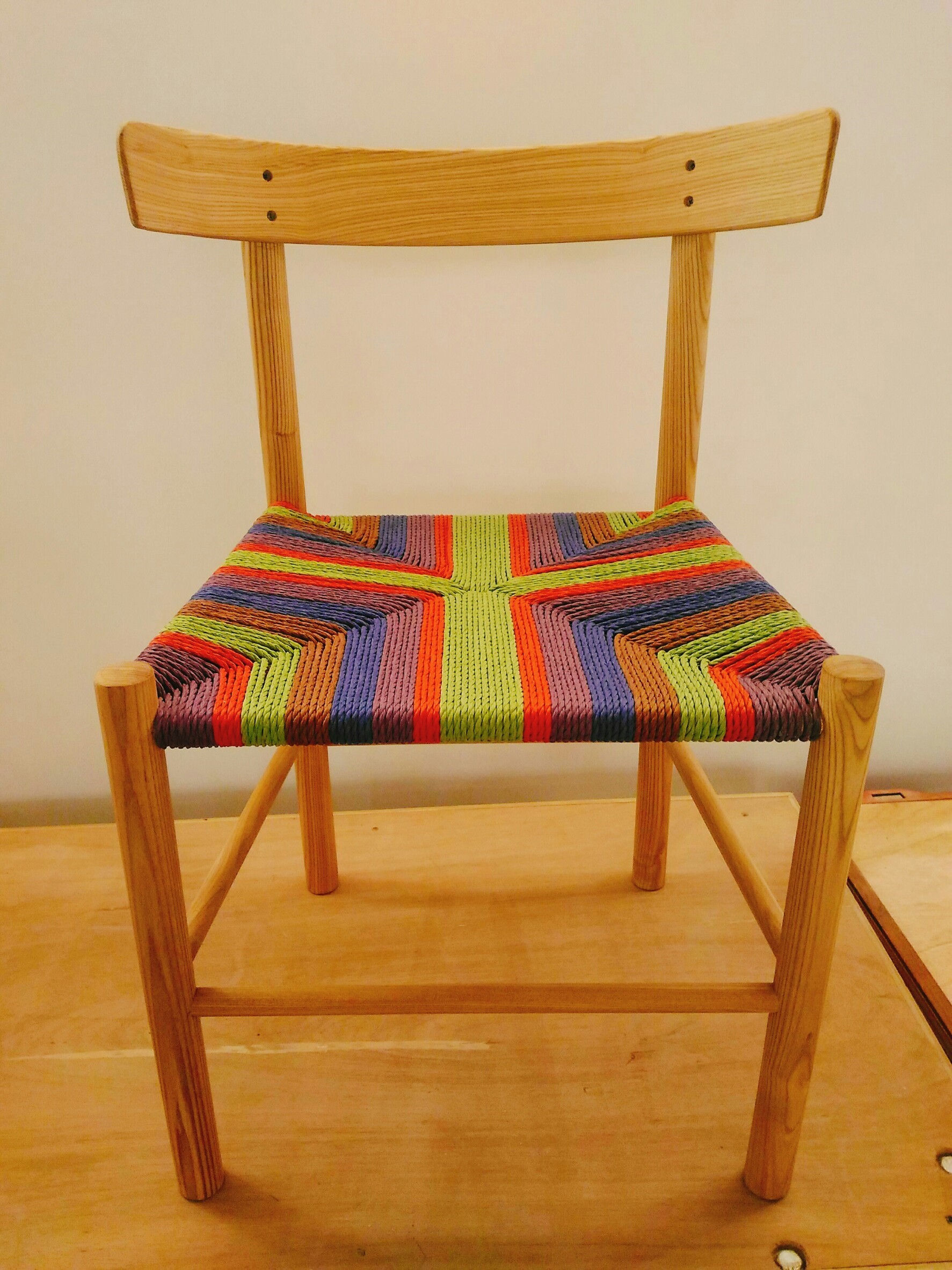 独力完成有趣又具个人风格的编织藤椅,呈现不同於一般椅子的全新体验!